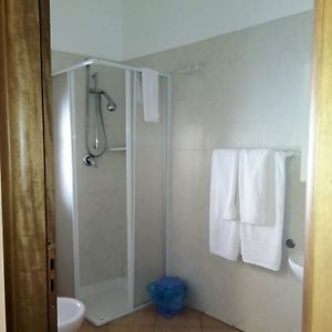 Camera con letto king size in edificio annesso
